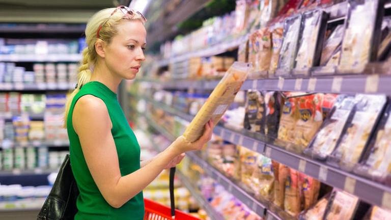 Frau liest Zutatenliste beim Lebensmitteleinkauf (Foto: Colourbox, Foto: Colourbox.de -)