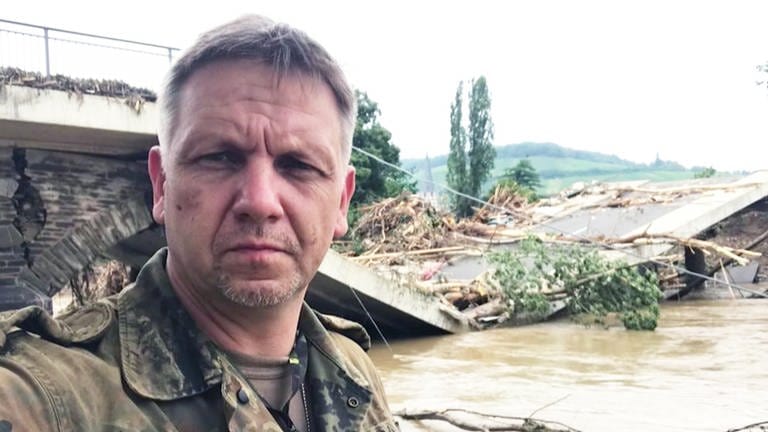 Soldat Sascha Uvira macht Selfie im Einsatz (Foto: SWR)